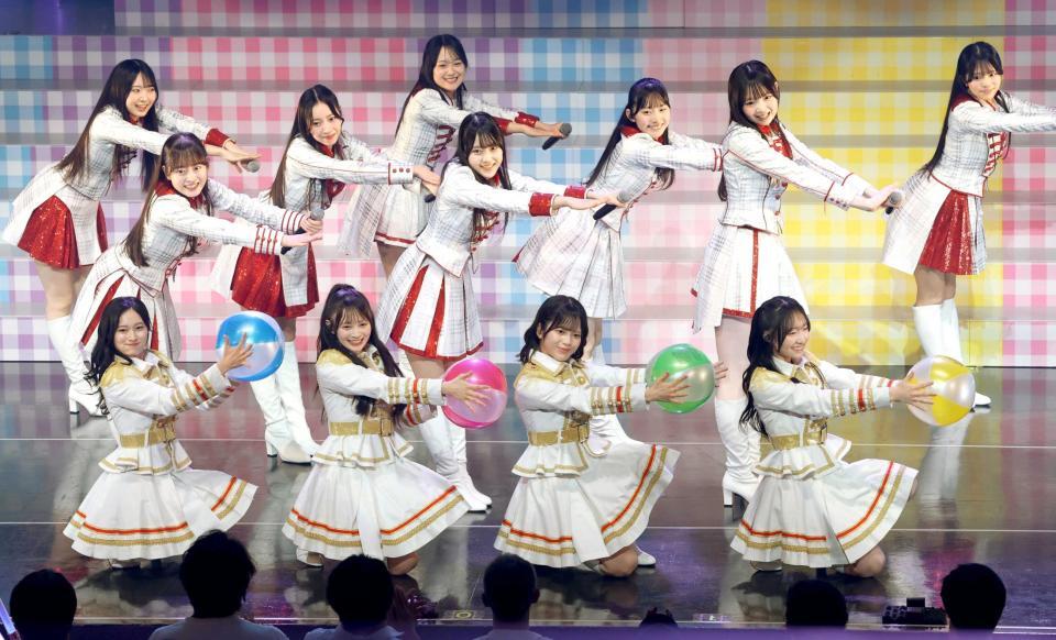盛り上げるＡＫＢ４８（左から）奥本カイリ、伊藤百花、川村結衣、白鳥沙怜（撮影・金田祐二）