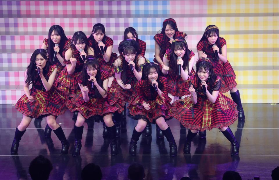 熱唱するＡＫＢ４８の（左から）奥本カイリ、伊藤百花、白鳥沙怜、川村結衣ら（撮影・金田祐二）