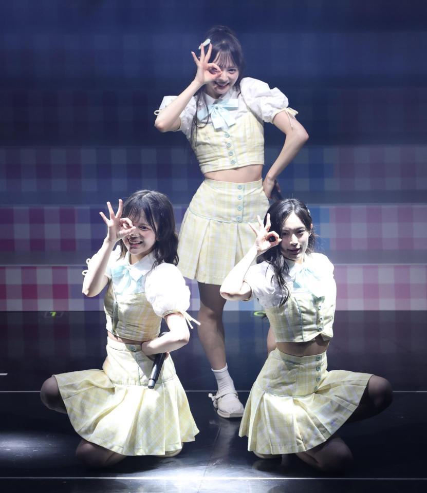 ポーズをきめるＡＫＢ４８の（左から）川村結衣、伊藤百花、奥本カイリ（撮影・金田祐二）