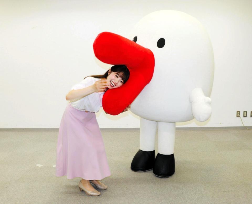カンテレのマスコットキャラ・ハチエモンに噛まれる柏原怜奈アナ