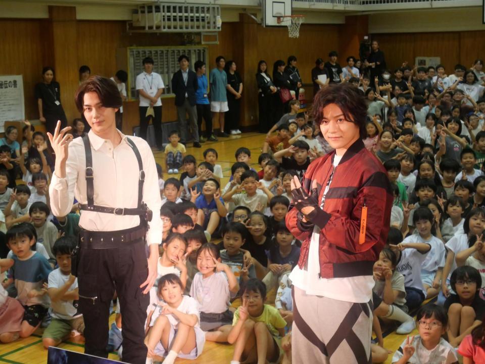 小学生に特別授業を行った今井竜太郎（左）と長田光平