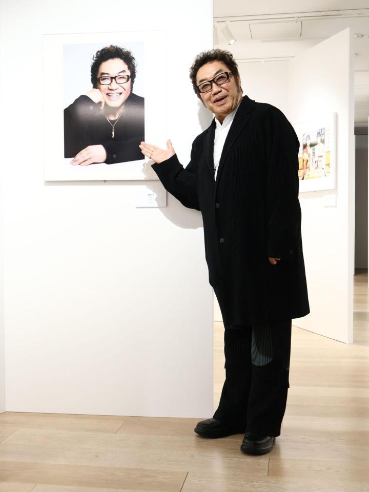 山岸伸　写真展「ＫＡＯ－日本の顔－」の初日会見で自身の写真を紹介するコロッケ