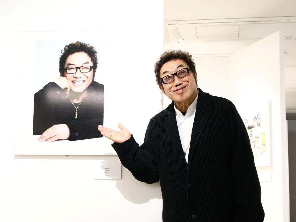 山岸伸　写真展「ＫＡＯ－日本の顔－」で自身の写真を前に変顔で撮影に応じるコロッケ