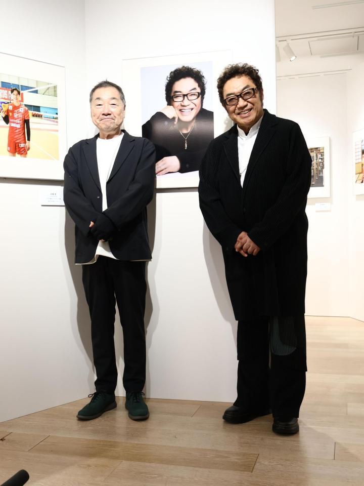 山岸伸　写真展「ＫＡＯ－日本の顔－」初日会見に出席した（左から）山岸伸氏、コロッケ