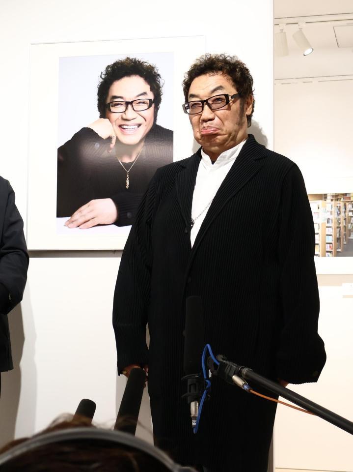美川憲一のものまねで自身の写真を紹介したコロッケ