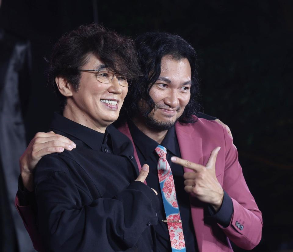 ポーズを決めるユースケ・サンタマリア（左）と青木崇高＝東京・恵比寿ガーデンプレイス（撮影・佐々木彰尚）