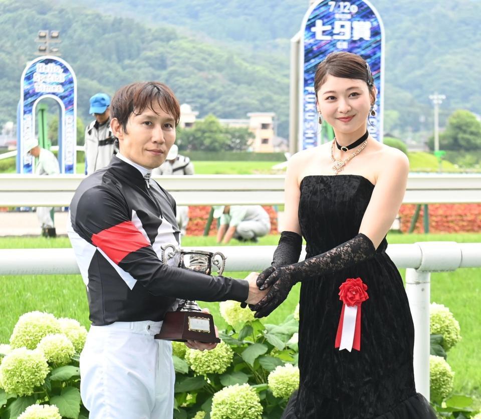 田辺裕信（左）と握手する富田鈴花（撮影・園田高夫）