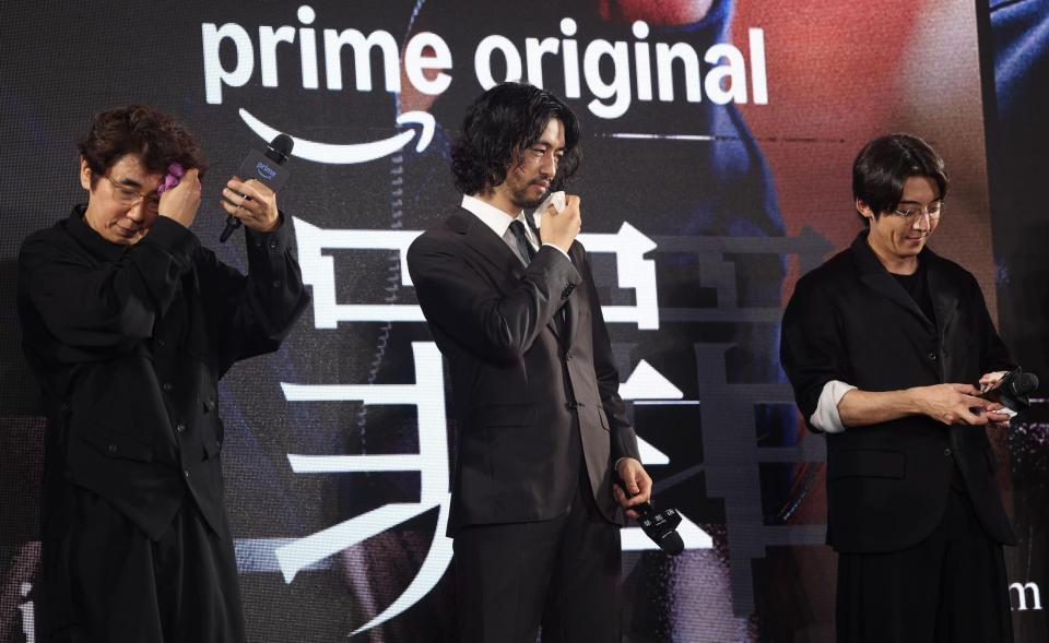 汗をふく（左から）ユースケ・サンタマリア、斎藤工、高橋一生（撮影・佐々木彰尚）
