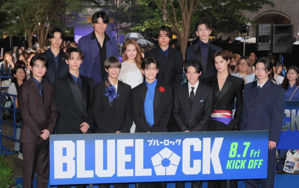 笑顔の（前列左から）西垣匠、野村康太、高橋恭平、高橋文哉、＆ＴＥＡＭのＫ、綱啓永、（後列同）富本惣昭、東啓介、畑芽育、倉悠貴、樋口幸平（撮影・吉澤敬太）