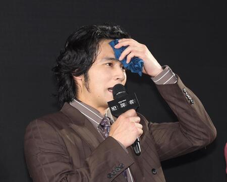 汗をふく水上恒司（撮影・佐々木彰尚）