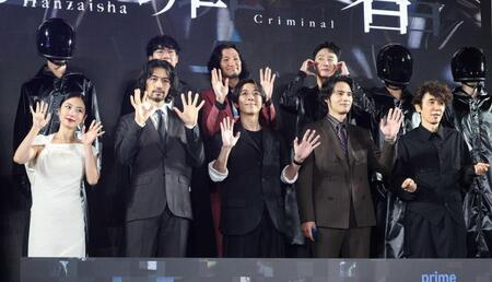 　手を振る（前列左から）ＭＥＧＵＭＩ、斎藤工、高橋一生、水上恒司、ユースケ・サンタマリア、（後列同）松永大司監督、青木崇高、チョン・イル（撮影・佐々木彰尚）