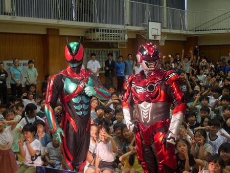 小学生の前に登場した仮面ライダーゼッツ（左）とギャバン・インフィニティ