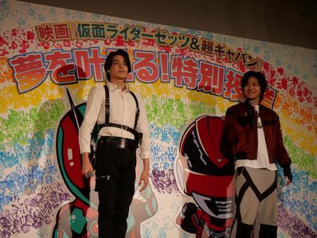 小学生に特別授業を行った今井竜太郎（左）と長田光平