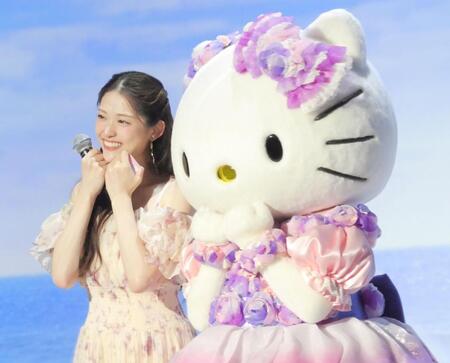 ハローキティ（右）とかわいらしくポーズを取る松村沙友理