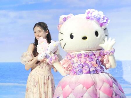 ハローキティ（右）からイベント限定ぬいぐるみをプレゼントされ笑顔の松村沙友理