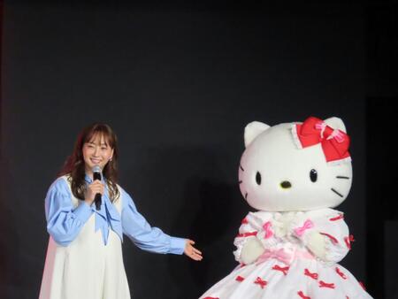 ハローキティの登場に喜ぶ藤本美貴（左）