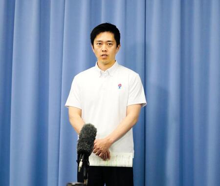 記者団の取材に応じる日本維新の会の吉村洋文代表