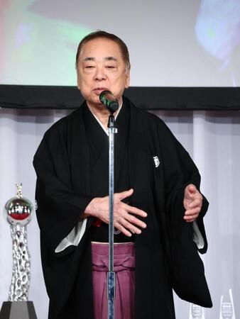 「第４２回ＡＴＰ賞テレビグランプリ受賞式」に特別賞を受賞した「笑点」のメンバーを代表して登壇した三遊亭好楽