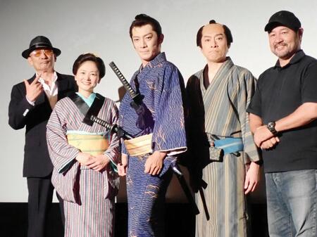 「心配無用ノ介」の記者会見に出席した（左から）横山剣、沙倉ゆうの、田村ツトム、井ノ上チャル、安田淳一監督