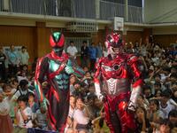 小学生の前に登場した仮面ライダーゼッツ（左）とギャバン・インフィニティ