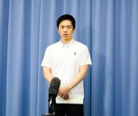 記者団の取材に応じる日本維新の会の吉村洋文代表