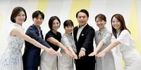 手と手を合わせる（左から）ＮＨＫ・山内泉アナ、ＮＨＫ・江原啓一郎アナ、日本テレビ・岩本乃蒼アナ、テレビ朝日・松尾由美子アナ、ＴＢＳ・伊藤隆佑アナ、テレビ東京・齋藤陽アナ、フジテレビ・内田嶺衣奈アナ（撮影・佐藤厚）