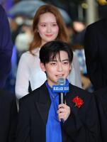 あいさつする高橋文哉（手前）と畑芽育＝東京・日比谷仲通り（撮影・吉澤敬太）