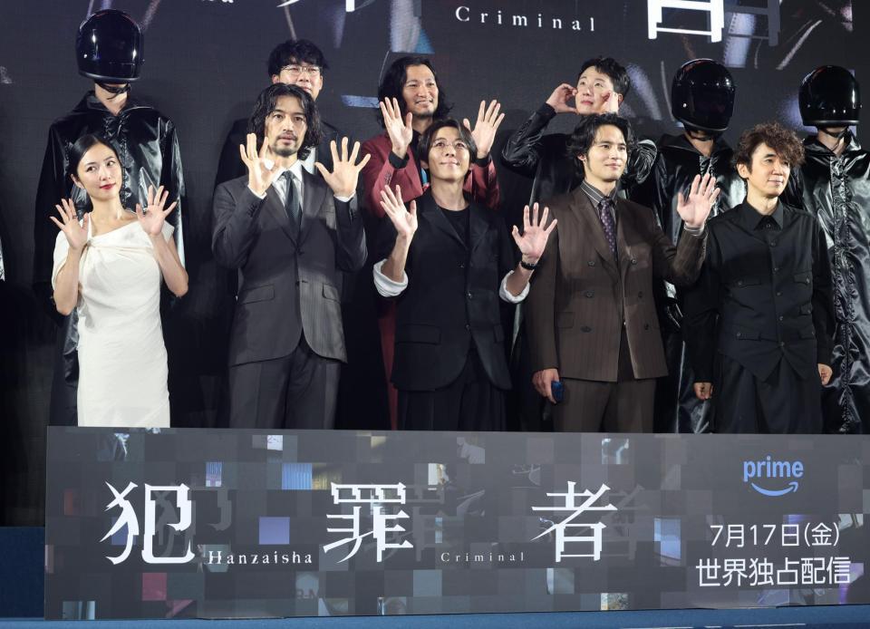 手を振る（前列左から）ＭＥＧＵＭＩ、斎藤工、高橋一生、水上恒司、ユースケ・サンタマリア、（後列同）松永大司監督、青木崇高、チョン・イル（撮影・佐々木彰尚）