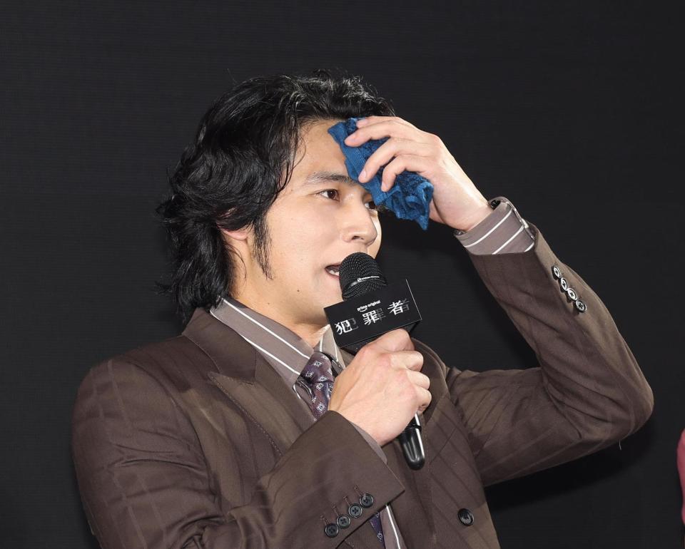 汗をふく水上恒司（撮影・佐々木彰尚）