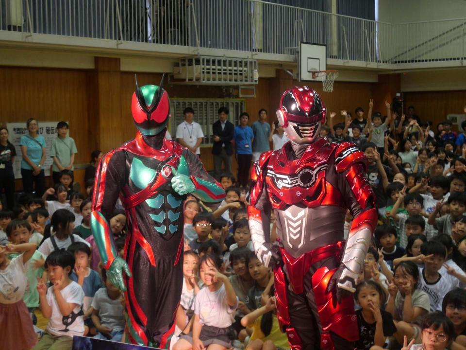 小学生の前に登場した仮面ライダーゼッツ（左）とギャバン・インフィニティ