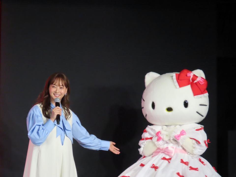 ハローキティの登場に喜ぶ藤本美貴（左）