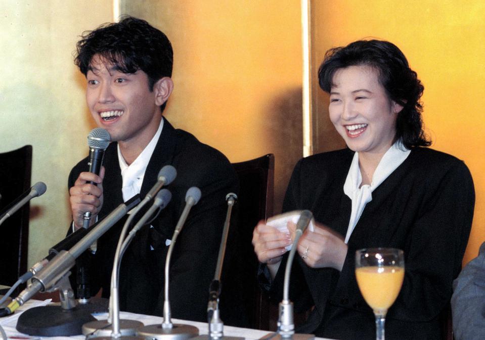１９９０年６月４日、婚約会見を行った薬丸裕英と石川秀美。「もうすぐ６カ月」と妊娠も明かした