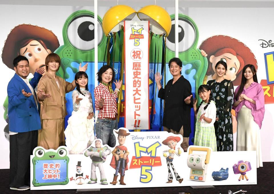 映画の大ヒットに笑顔を見せる（左から）松井ケムリ、佐野勇斗、白山乃愛、日下由美、唐沢寿明、天野叶愛、広瀬アリス　、井上和（撮影・佐藤厚）