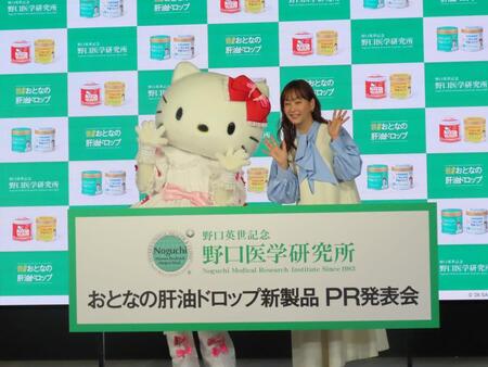 藤本美貴（右）とハローキティ