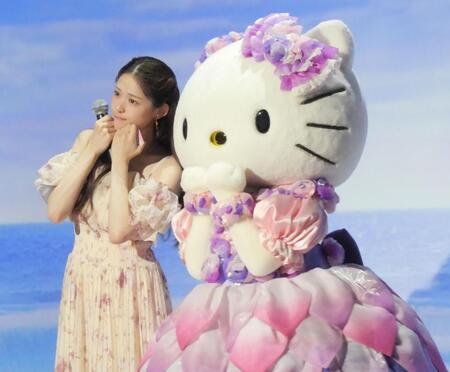 ハローキティ（右）とかわいくポーズを取る松村沙友理