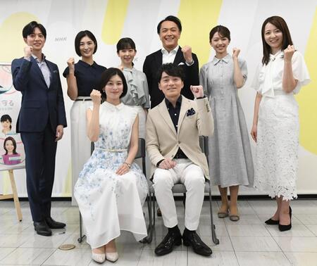 ガッツポーズする（前列左から）ＮＨＫ・山内泉アナ、同・高瀬耕造アナ（後列左から）同・江原啓一郎アナ、日本テレビ・岩本乃蒼アナ、テレビ朝日・松尾由美子アナ、ＴＢＳ・伊藤隆佑アナ、テレビ東京・齋藤陽アナ、フジテレビ・内田嶺衣奈アナ（撮影・佐藤厚）