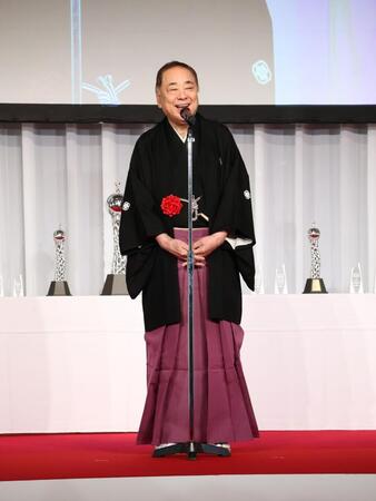 「第４２回ＡＴＰ賞テレビグランプリ受賞式」に「笑点」メンバーを代表して笑顔でスピーチした三遊亭好楽