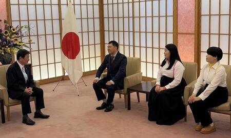 委嘱式に出席した（左から）茂木敏充外務大臣、とにかく明るい安村、ガンバレルーヤ・よしこ、まひる