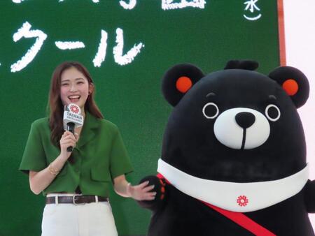 台湾エクセレンス公式マスコットキャラクター福熊くんとイベントに出席したゆうちゃみ（左）