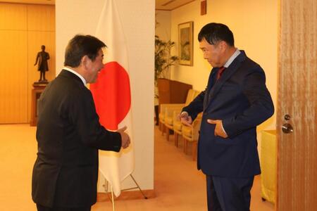 至近距離で「安心してください、はいてますよ」を披露するとにかく明るい安村（右）と、大ウケな様子の茂木敏充外務大臣