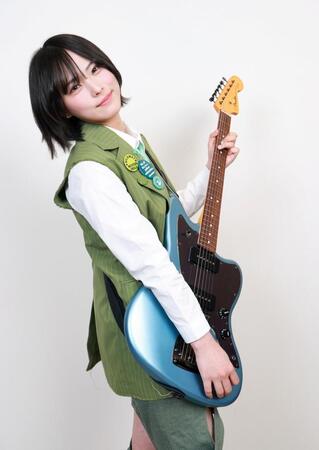 ポーズをとるラブでオネガイシマス。のさがすずか（撮影・石井剣太郎）
