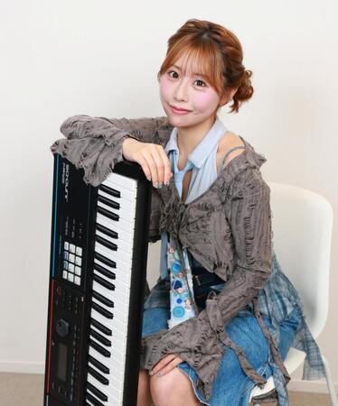 ポーズをとるラブでオネガイシマス。の蒼井羽音（撮影・石井剣太郎）