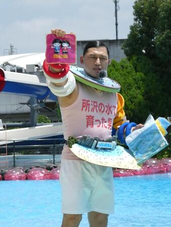 プールサイドに登場し、自慢のグッズを見せる春日俊彰