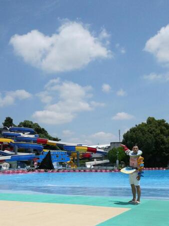 看板の幕が引っかかっていると指摘するオードリー・春日俊彰