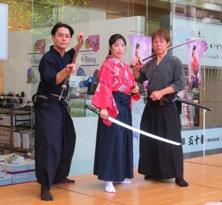 殺陣師の清水佳彦氏（右）、俳優の工藤宏二郎（左）と殺陣を披露した津吹みゆ