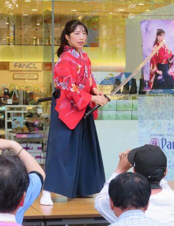 新曲リリースイベントで殺陣を披露した津吹みゆ