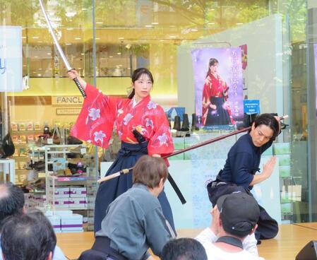 新曲リリースイベントで殺陣を披露した津吹みゆ（左）