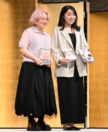 「けんぐゎい」で直木賞を受賞した朝倉かすみさん（左）と「ゾンビ回収婦」で芥川賞を受賞した小砂川チトさん（撮影・堀内翔）