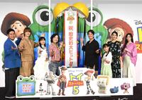 歴史的大ヒットを喜ぶ（左から）松井ケムリ、佐野勇斗、白山乃愛、日下由美、唐沢寿明、天野叶愛、広瀬アリス、井上和（撮影・佐藤厚）