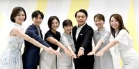 手と手を合わせる（左から）ＮＨＫ・山内泉アナ、江原啓一郎アナ、日本テレビ・岩本乃蒼アナ、テレビ朝日・松尾由美子アナ、ＴＢＳ・伊藤隆佑アナ、テレビ東京・齋藤陽アナ、フジテレビ・内田嶺衣奈アナ（撮影・佐藤厚）